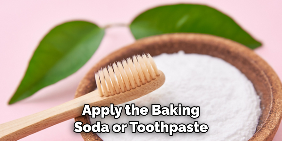 Apply the Baking Soda or Toothpaste