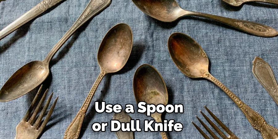 Use a Spoon or Dull Knife 