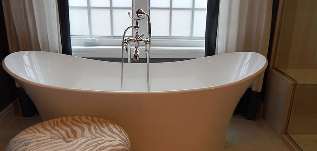 How to Remove Rust Stains From a Porcelain Bathtub