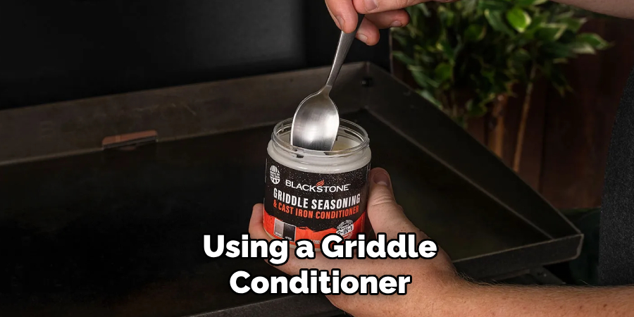 Using a Griddle Conditioner